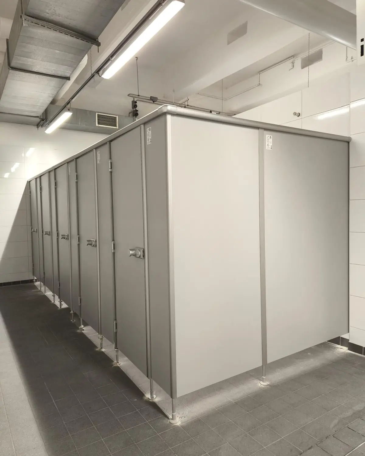 Reihe fertig montierter Sanitärkabinen in einem Gewerbeobjekt