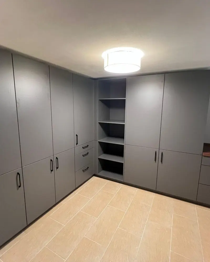 Graue Schrankwand mit Schubladen, fertig montiert