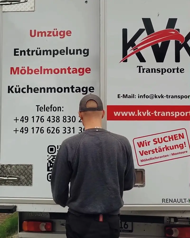 Heck des KVK-Transporters mit Leistungen und Telefonnummern, davor ein Mitarbeiter