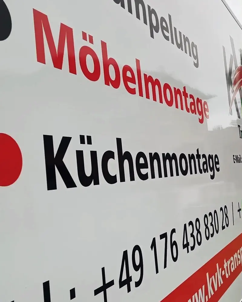 Seitenbeschriftung des KVK-Transporters mit Möbelmontage, Küchenmontage und Telefonnummer