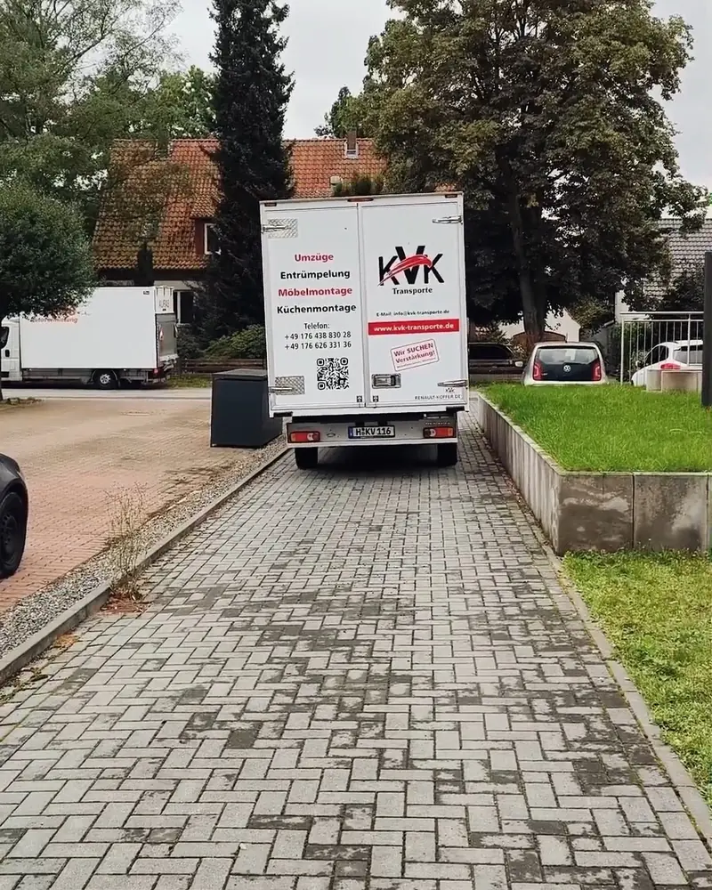 KVK-Transporter in einer Wohnstraße