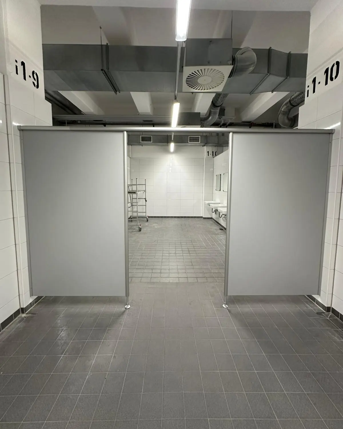 Montierte Trennwände mit Durchgang in einem Gewerbeobjekt